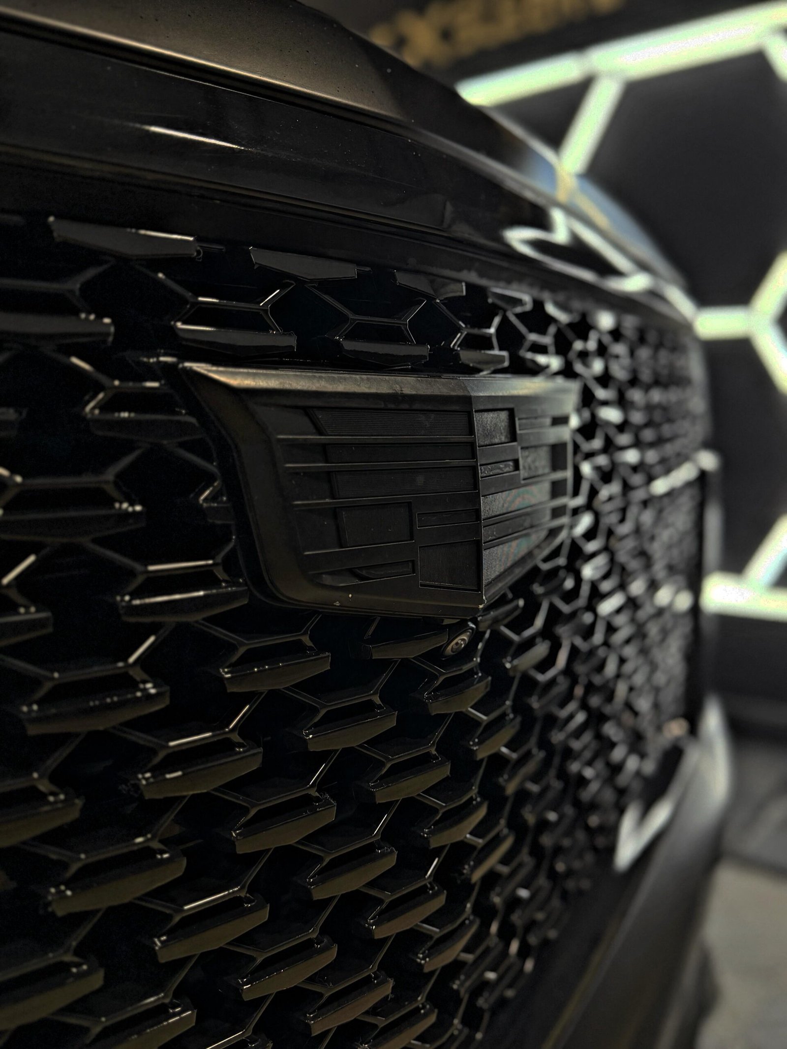 Escalade (Satin Black)